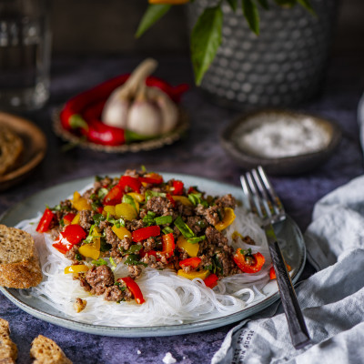 Veisehakkliha värvilise paprika ja oanuudlitega