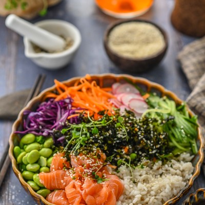 Poke kauss ponzuga marineeritud lõhe ja köögiviljadega