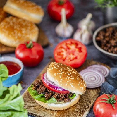 Hoisin kastmega Sloppy Joe ehk aasiapäraselt maitsestatud hakklihaga burgerisaiad