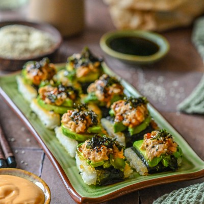 Krõbedad riisiruudud avokaado ja särtsaka tuunikalasalatiga