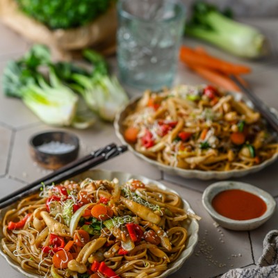 Vokiroog riisinuudlite, köögiviljade ja seentega