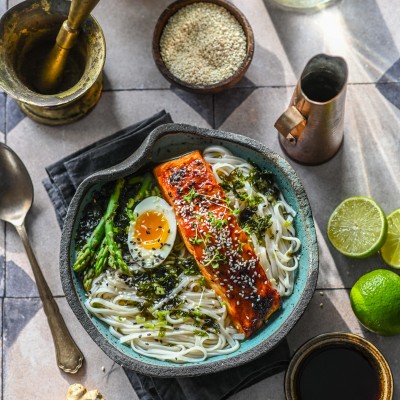 Unagi kastmega glasuuritud lõhega ja riidinuudlitega ramen