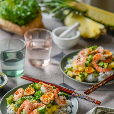 Kevadiselt kerge poke kauss krevettide, ponzuga, marineeritud vutimuna ja kurgi-ananassisalatiga